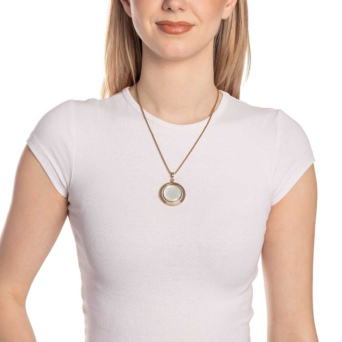 Frau trägt weißes T-Shirt mit goldenem Anhänger MAGDA an Kette