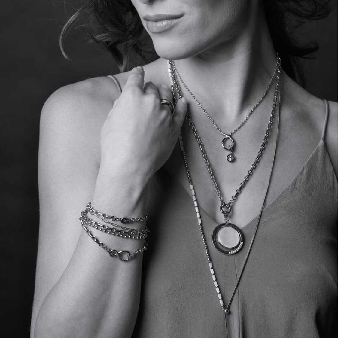 Frau trägt Anhänger MAGDA gold Clip & Mix mit Ketten und Armbändern