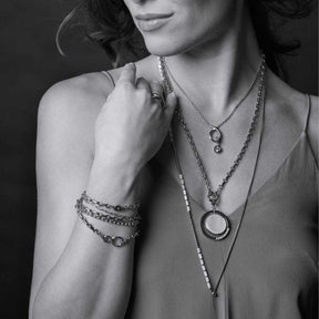 Frau trägt Anhänger MAGDA gold Clip & Mix mit Ketten und Armbändern