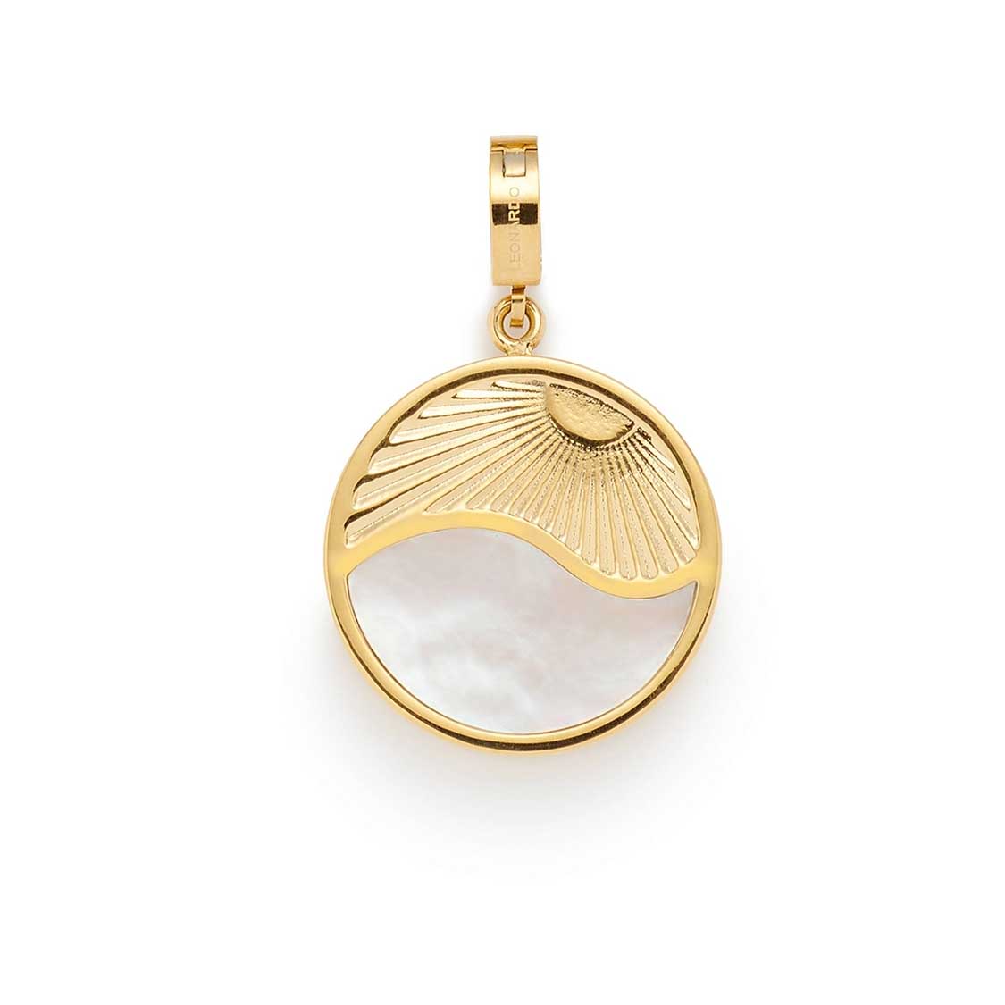 Anhänger SOLARIS gold mit Muschelmotiv und Perlmutt auf weißem Hintergrund