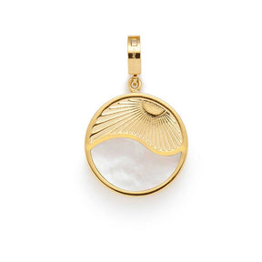 Anhänger SOLARIS gold mit Muschelmotiv und Perlmutt auf weißem Hintergrund