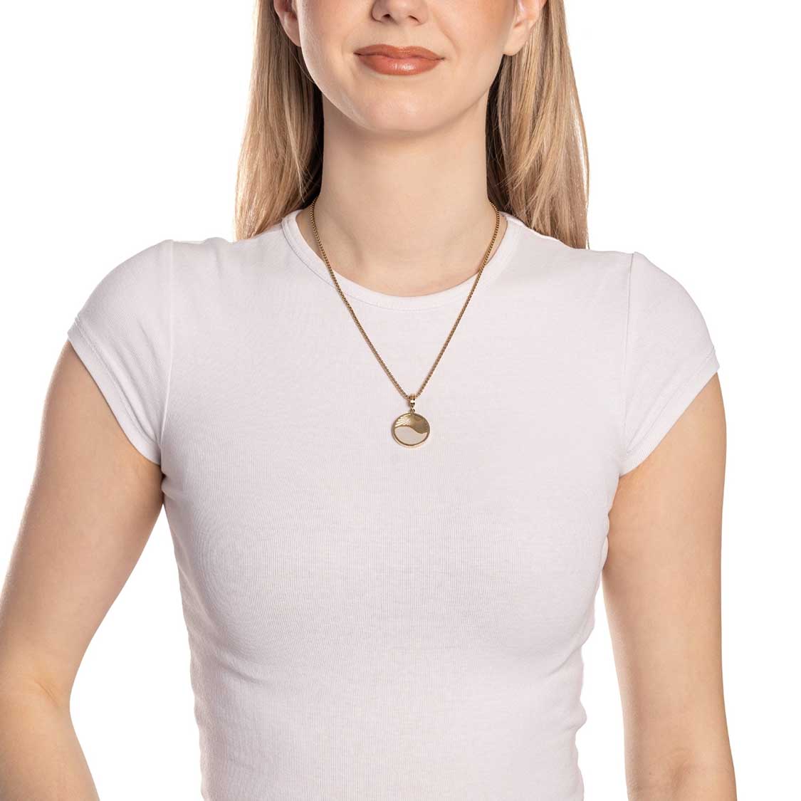 Frau traegt Anhänger SOLARIS gold Clip & Mix an Kette