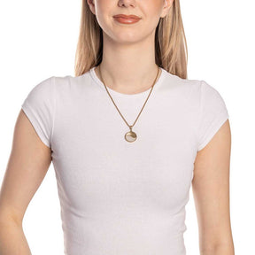 Frau traegt Anhänger SOLARIS gold Clip & Mix an Kette
