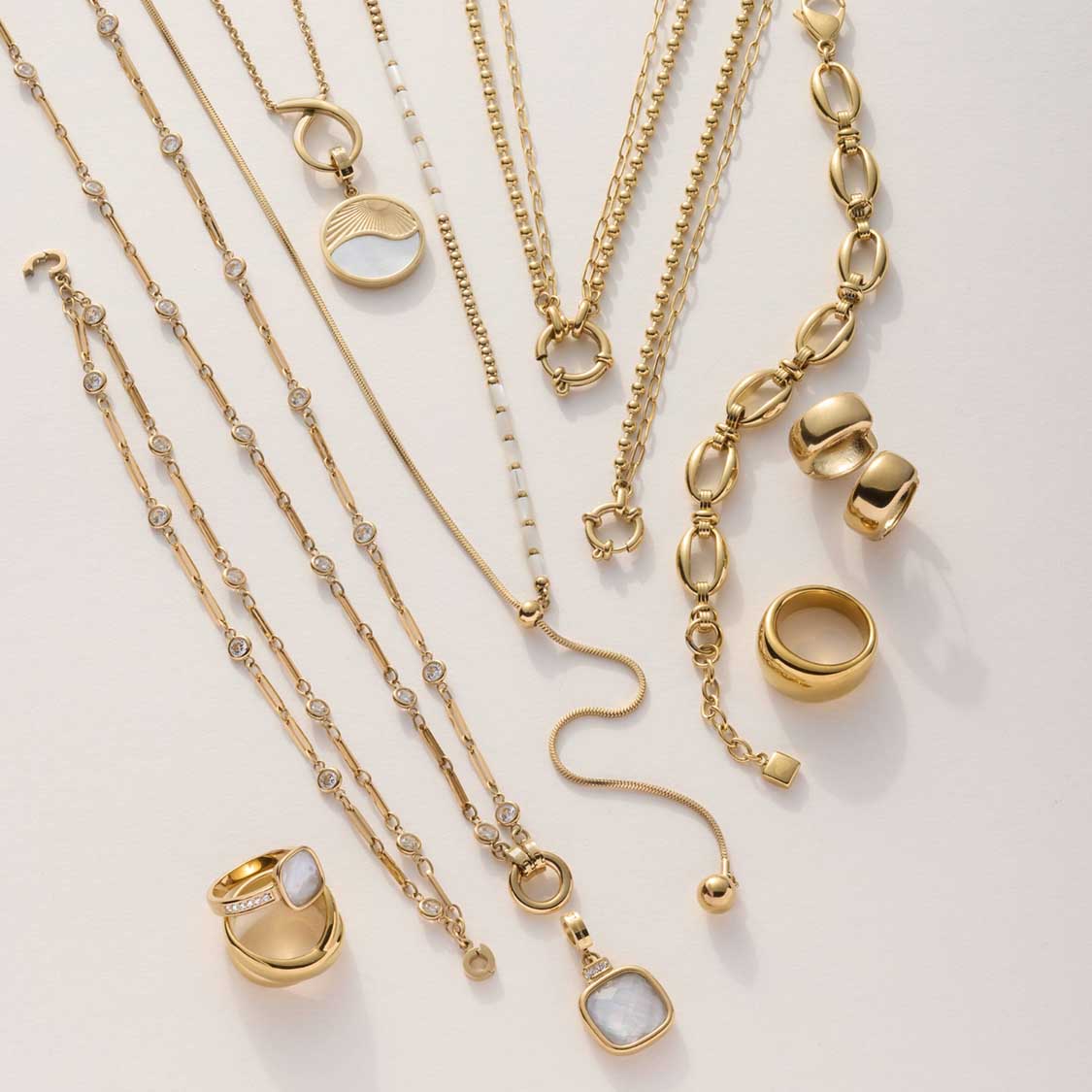 Goldene Ketten und Ringe der Serie SOLARIS in verschiedenen Designs arrangiert