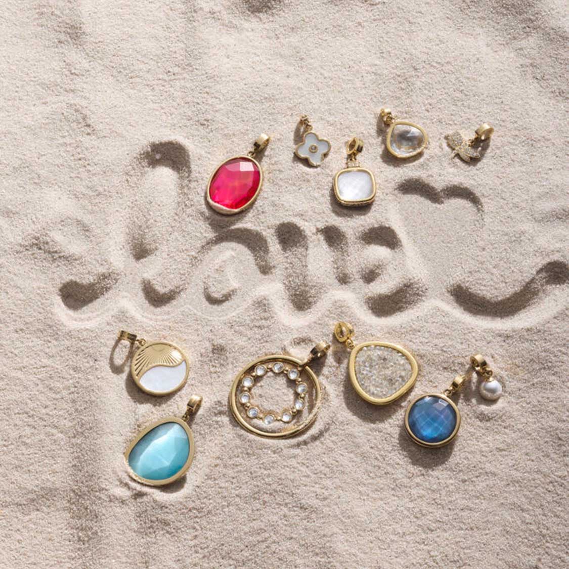 Anhänger SOLARIS gold Clip & Mix in verschiedenen Farben auf Sand