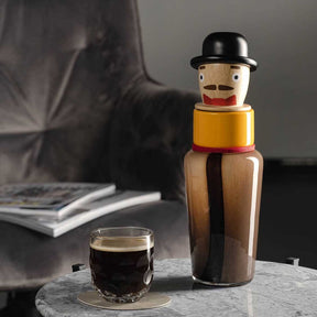 Objektvase BUONI AMICI Luigi auf Marmortisch mit Kaffeetasse, Schreibtisch im Hintergrund