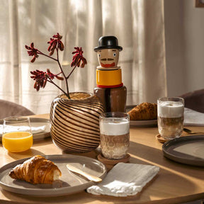 Objektvase BUONI AMICI Luigi auf gedecktem Frühstückstisch mit Croissants und Getränken