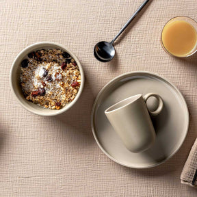 Keramikschale ROMA mit Müsli, Krug und Saft auf Tisch