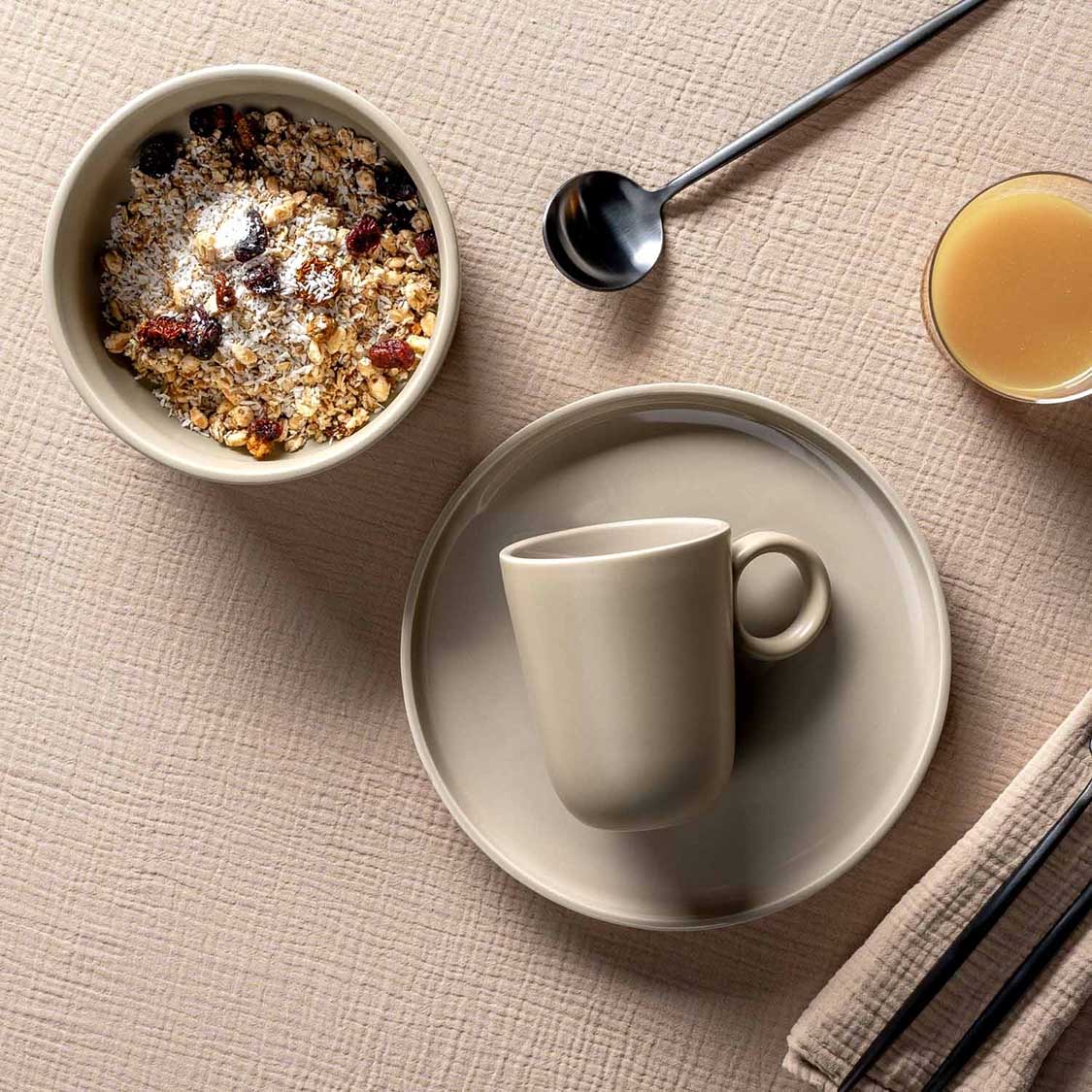 Geschirrset ROMA beige auf gedecktem Tisch mit Müslischale, Tasse und Getränk