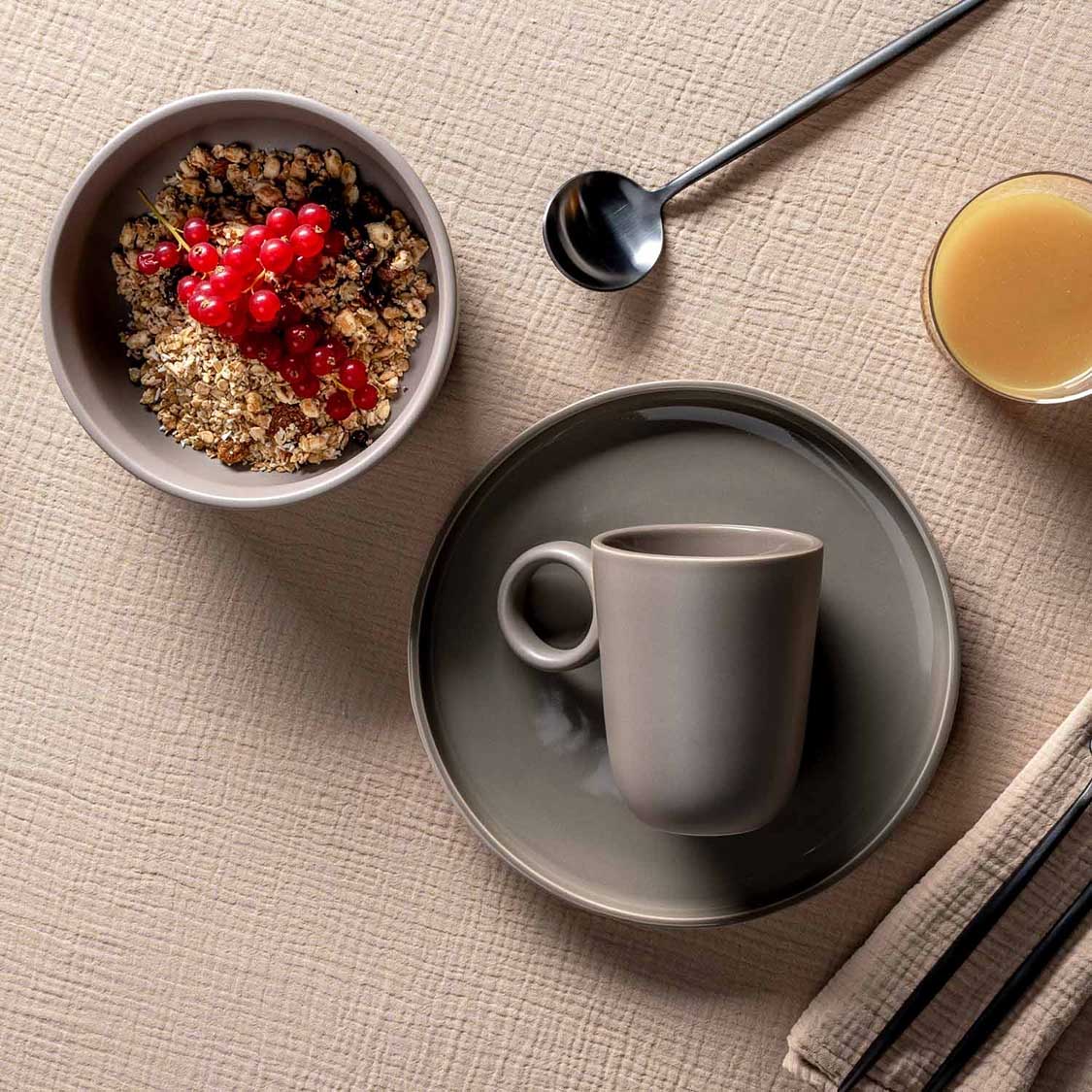 Geschirrset ROMA taupe auf gedecktem Frühstückstisch mit Müsli und Kaffee