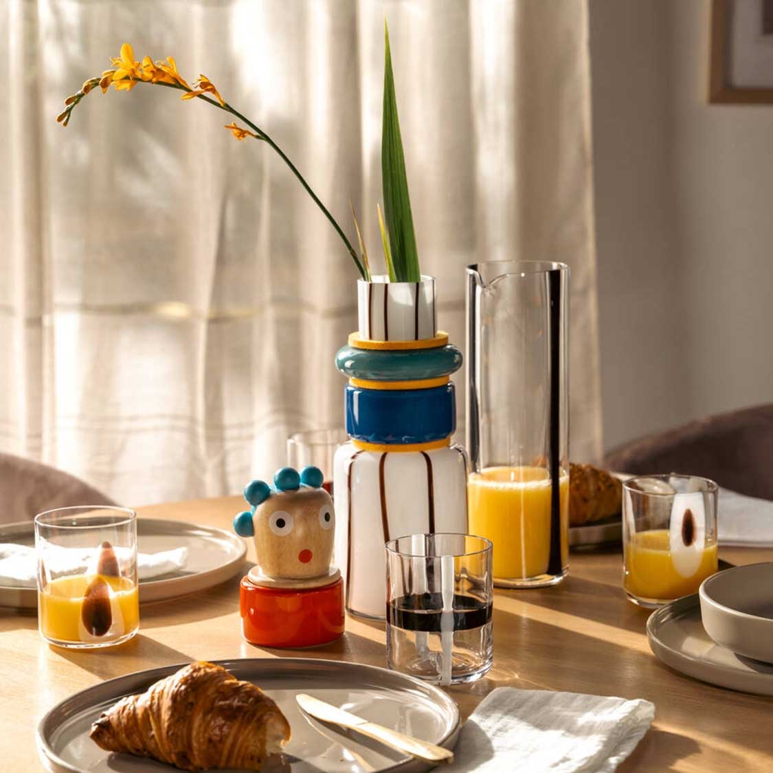 Objektvase BUONI AMICI Concetta auf gedecktem Frühstückstisch mit Blumen und Getränken