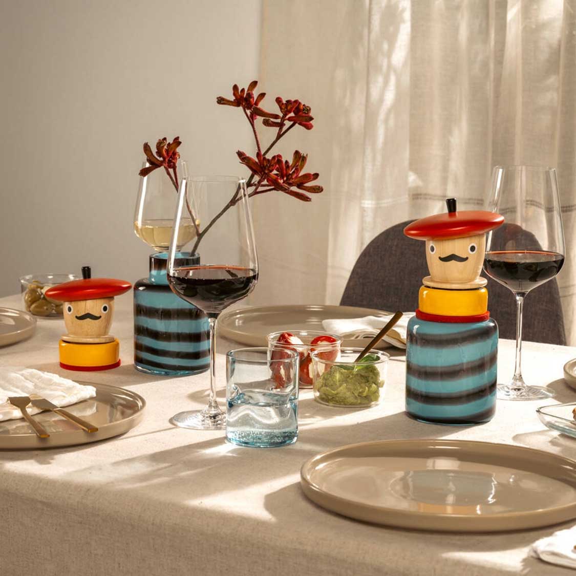 Objektvase BUONI AMICI Pizzaiolo auf gedecktem Tisch mit Weingläsern und Blumenvase