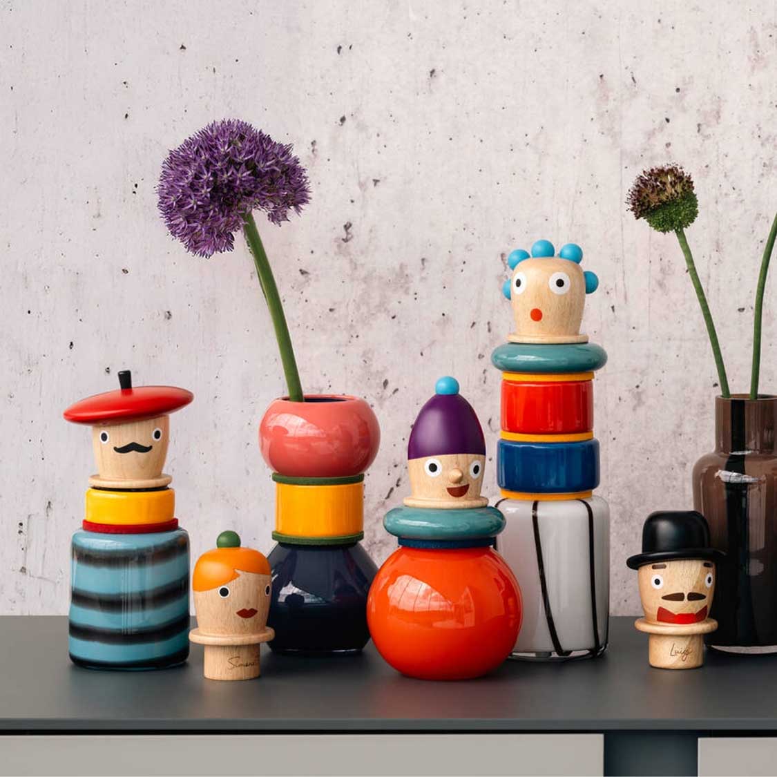 Objektvase BUONI AMICI Pizzaiolo mit Holzfiguren und Blumen auf Regal arrangiert