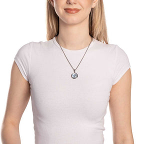 Frau trägt weißes T-Shirt mit Anhänger MINKA Clip & Mix an Kette