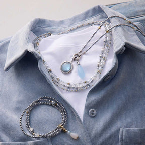 MINKA Clip & Mix Anhänger und Armbänder auf hellblauem Hemd