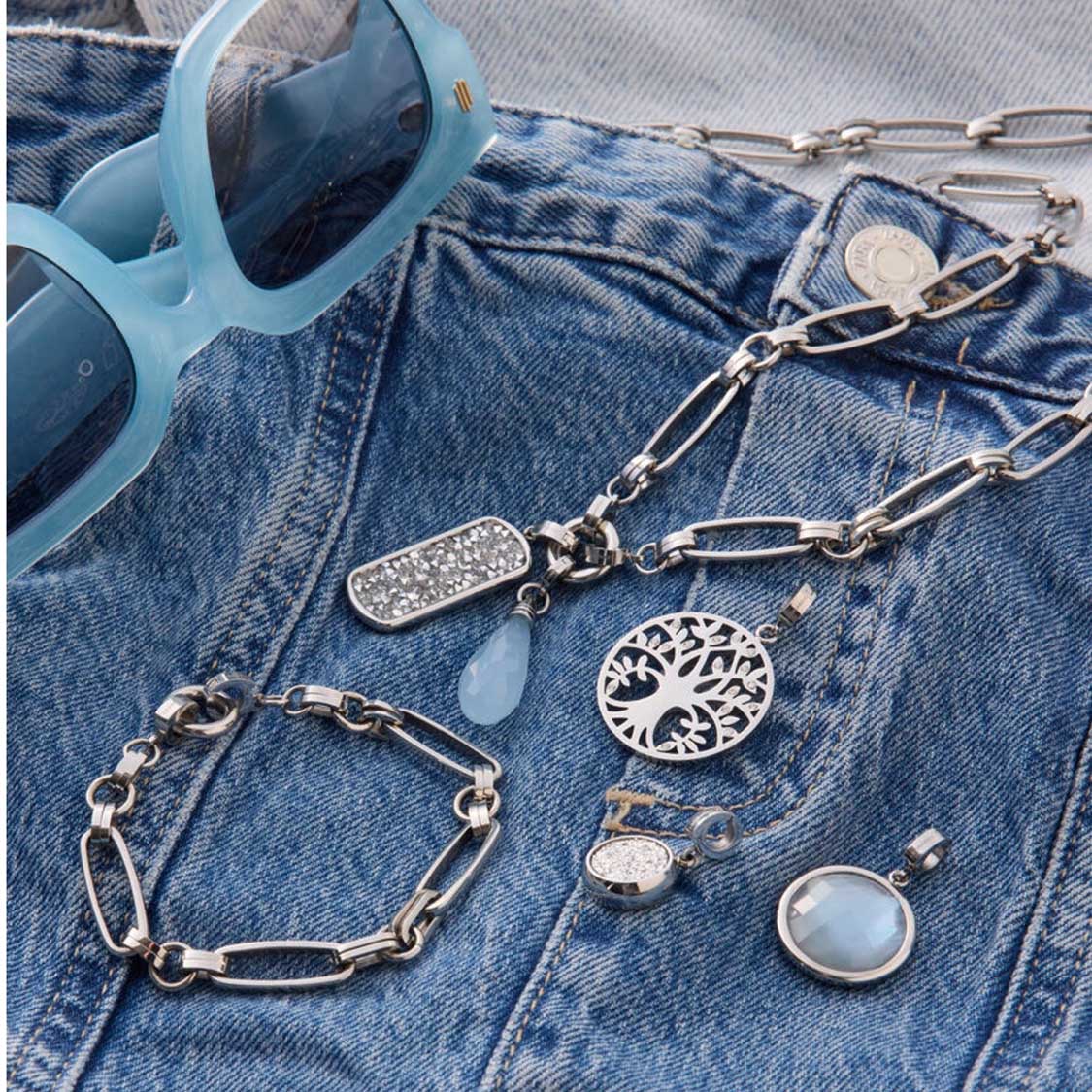MINKA Clip & Mix Anhänger auf Jeansstoff mit Sonnenbrille und Accessoires arrangiert