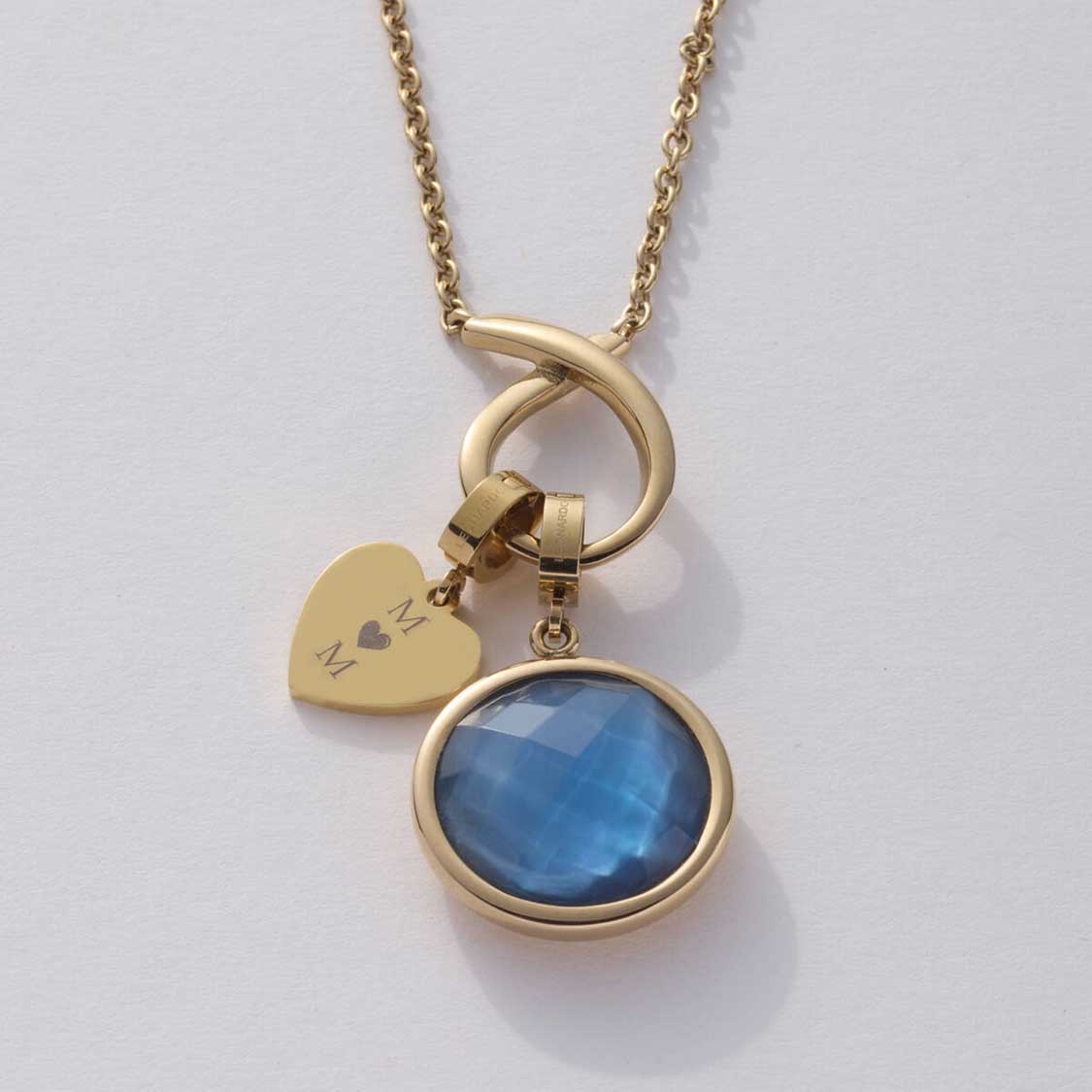 Anhänger MINKA gold mit blauem Stein und graviertem Herzcharm an Kette