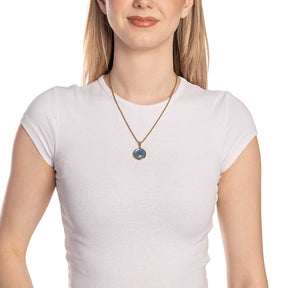 Frau traegt Anhänger MINKA gold um den Hals an weissem Shirt