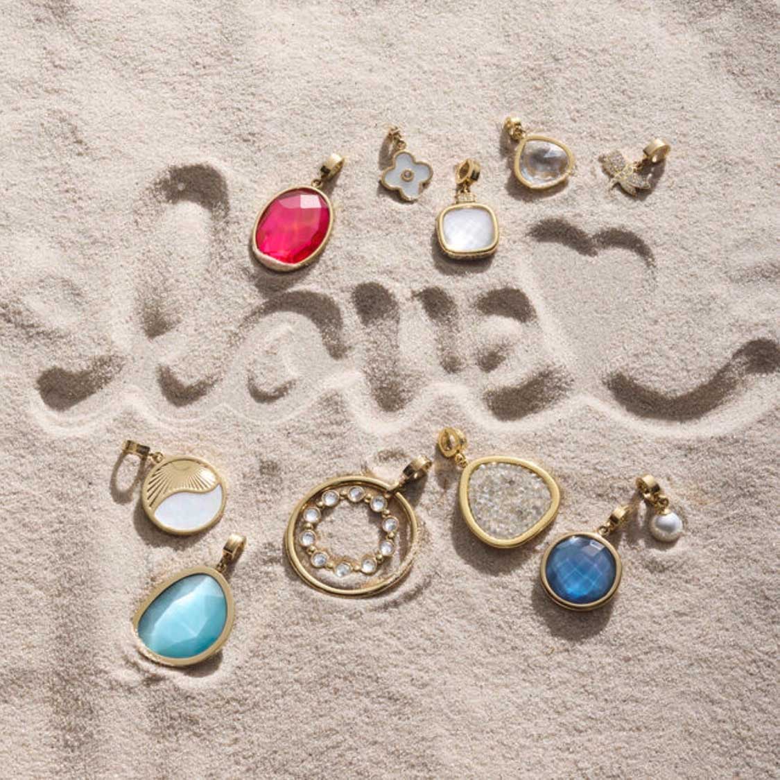 Anhänger MINKA gold Clip & Mix in verschiedenen Farben auf Sand