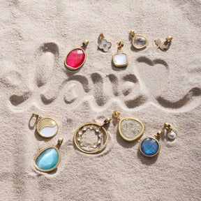 Anhänger MINKA gold Clip & Mix in verschiedenen Farben auf Sand