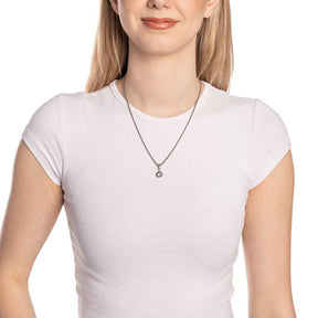 Frau trägt weißes T-Shirt mit Anhänger LACY Clip & Mix an Kette