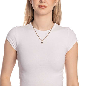 Frau trägt weißes T-Shirt mit goldenem Anhänger LACY an Kette