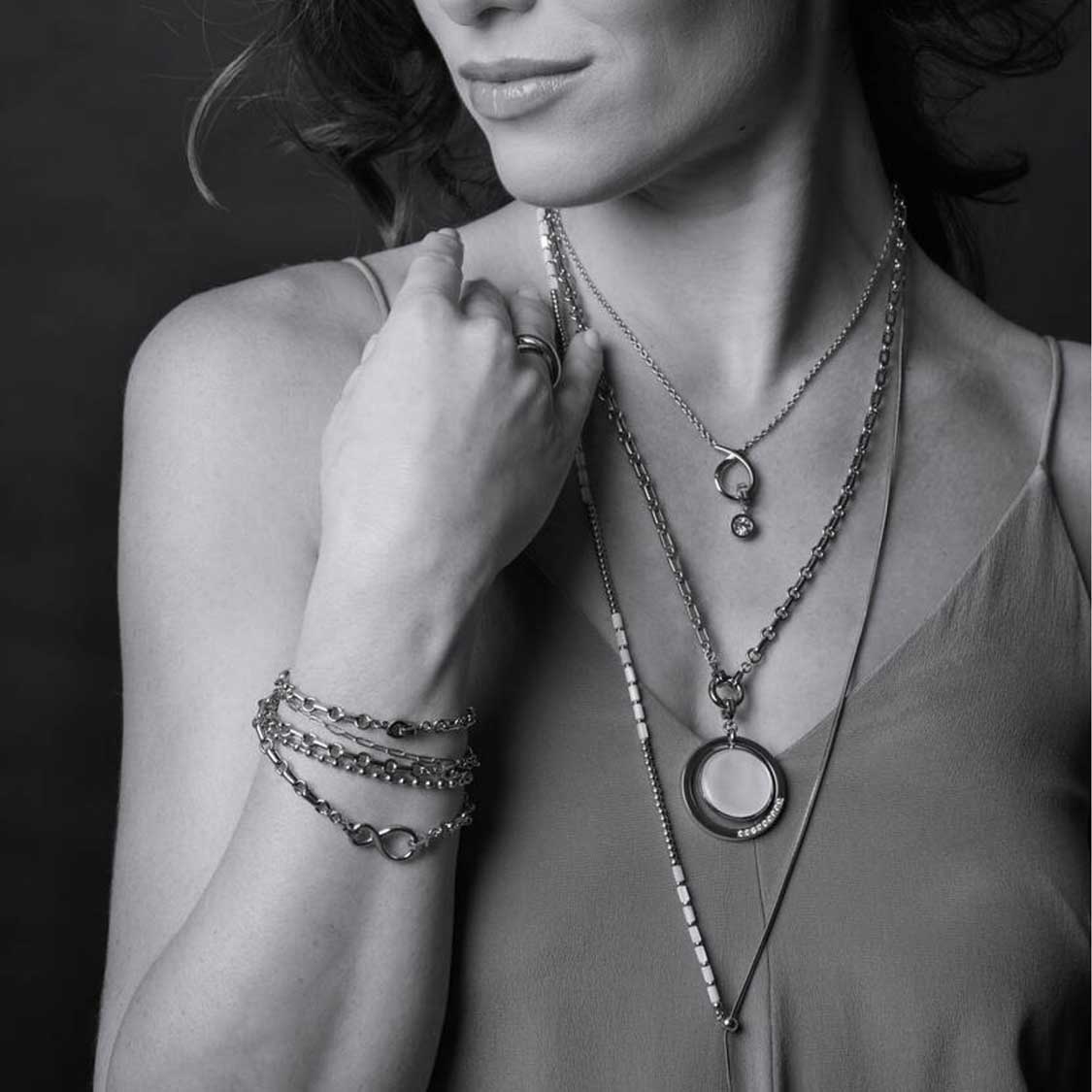 Frau trägt mehrere Halsketten und Armbänder mit Anhänger LACY gold Clip & Mix