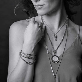 Frau trägt mehrere Halsketten und Armbänder mit Anhänger LACY gold Clip & Mix