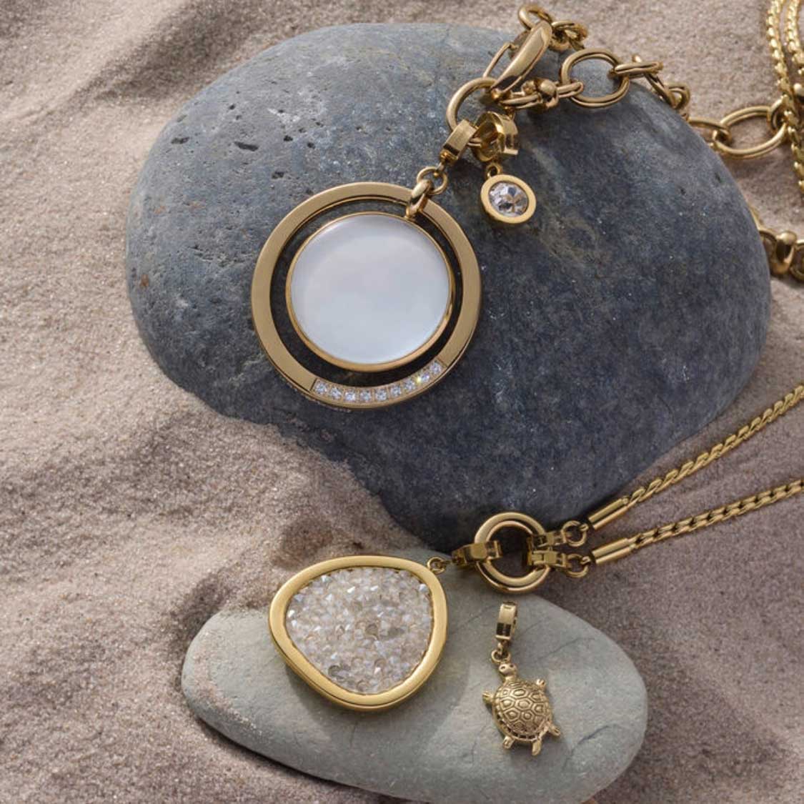 Anhänger LACY gold Clip & Mix auf Steinen im Sand