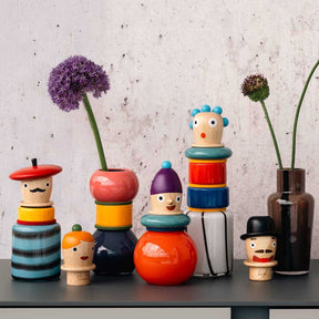 Objektvase BUONI AMICI Pino mit Holzfiguren und Blumen in Dekorationsszene