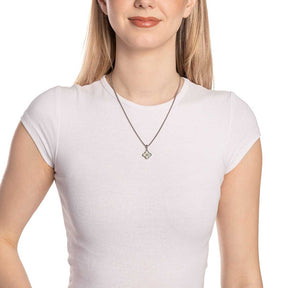 Frau trägt weißes T-Shirt mit Anhänger BLUNA Clip & Mix an Kette