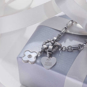 Anhänger BLUNA Clip & Mix mit Blume und Herz auf Geschenkbox mit Schleife