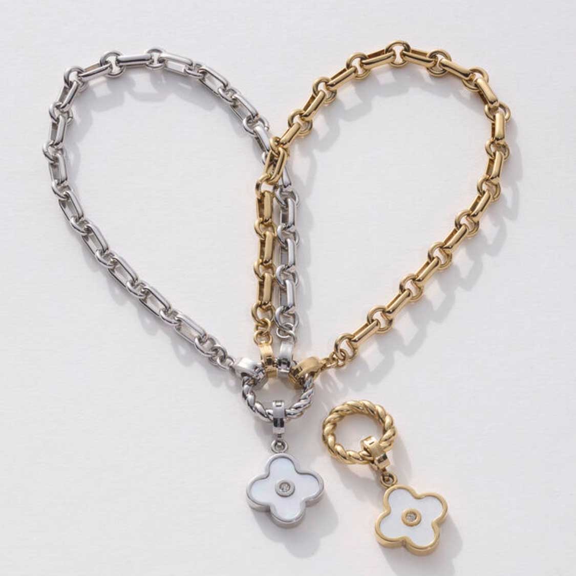 Anhänger BLUNA Clip & Mix in Silber und Gold mit Blütenform-Charms an Kettenarmband