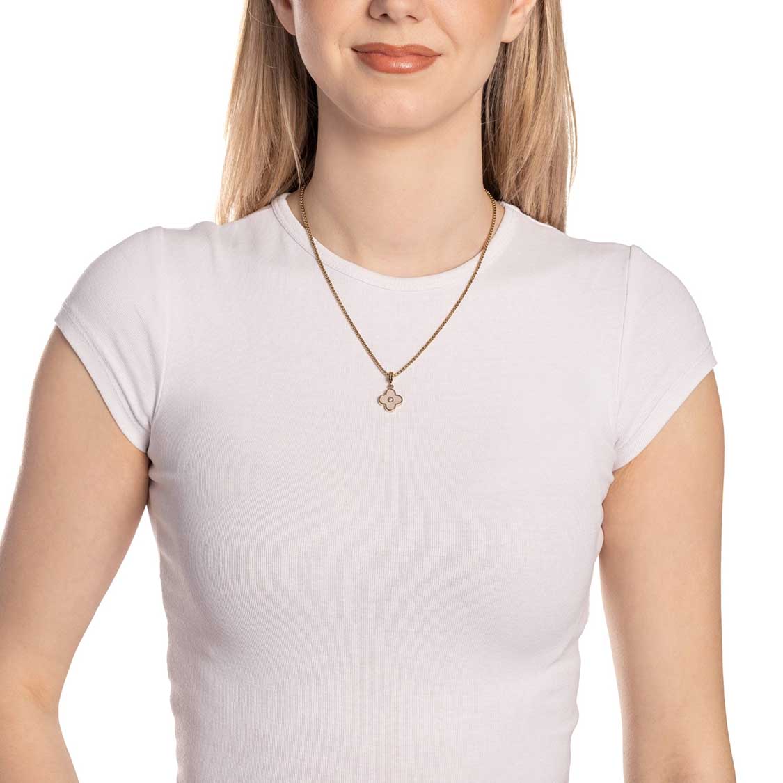 Frau trägt weißes T-Shirt mit goldenem Anhänger BLUNA an Kette