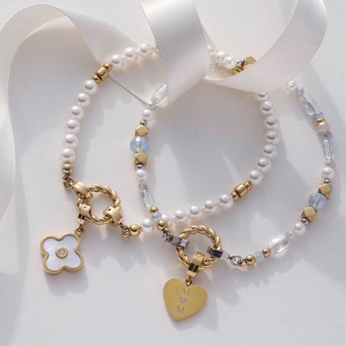 Zwei Clip & Mix Armbänder mit Perlen, Metallperlen und Anhängern auf weißem Untergrund