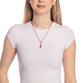 Frau trägt weißes T-Shirt mit pink-goldenem Anhänger FRISCO an Kette