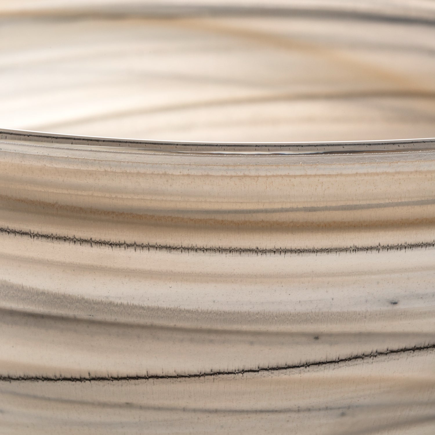 Schale ALABASTRO, Nahaufnahme der beige-schwarzen Oberflächenstruktur mit Rillen