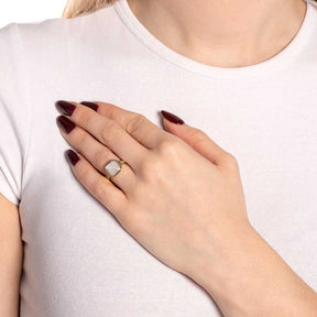 Frau traegt goldenen Ring VIRGINIA an der Hand mit dunklem Nagellack