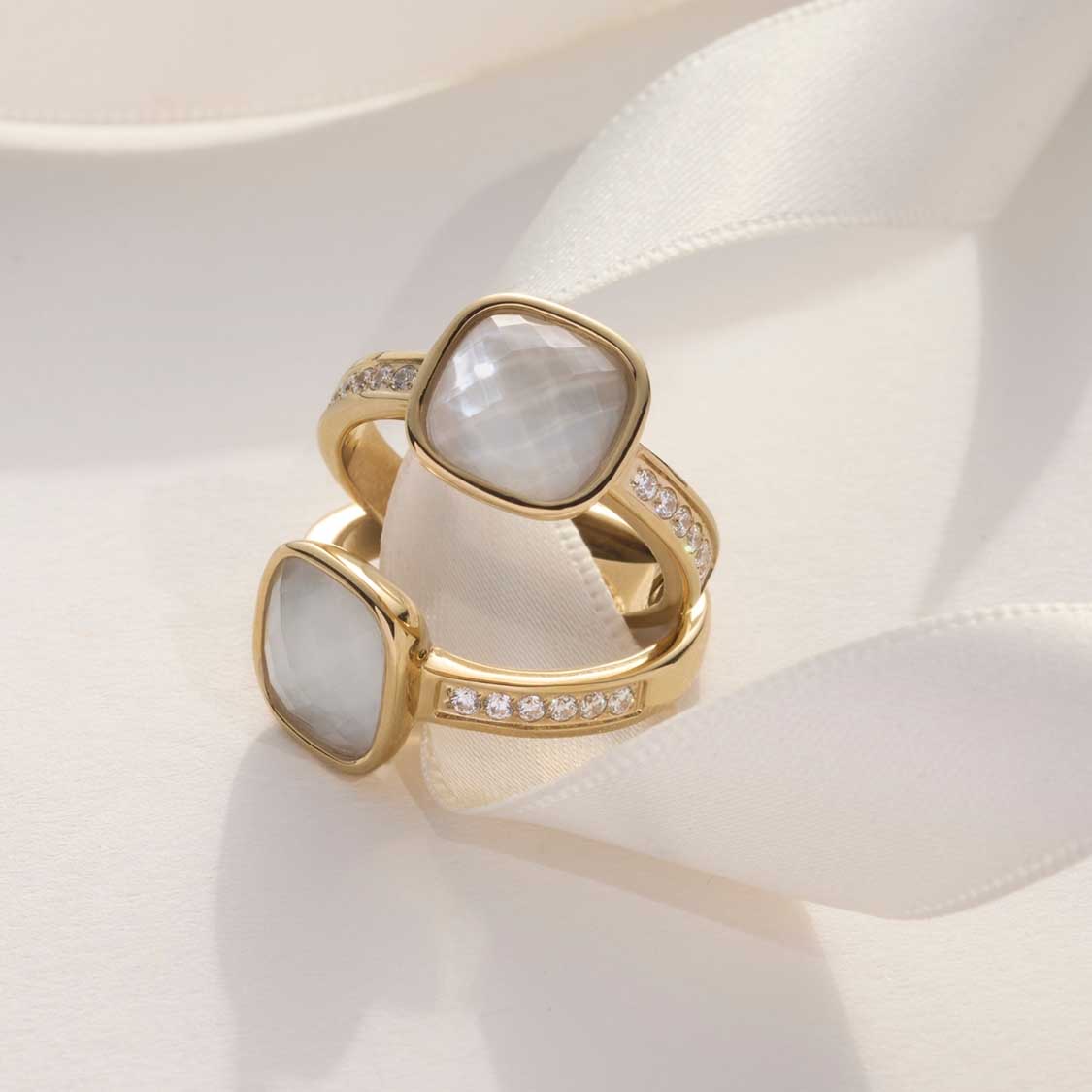 Ring VIRGINIA 20 gold mit Mondsteinen auf weißem Tuch