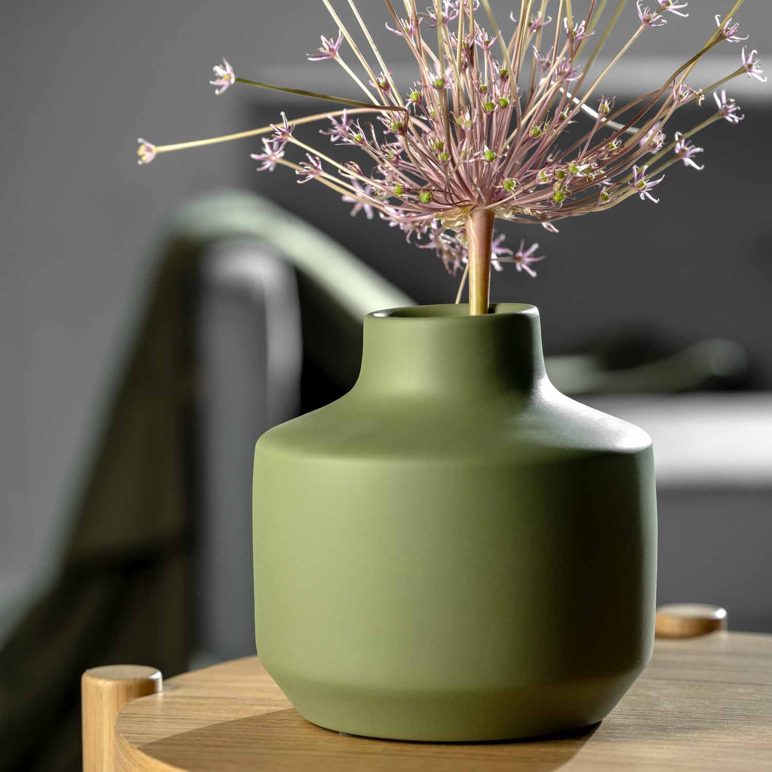 Keramikvase MILANO grün mit getrockneter Blume auf Holztisch