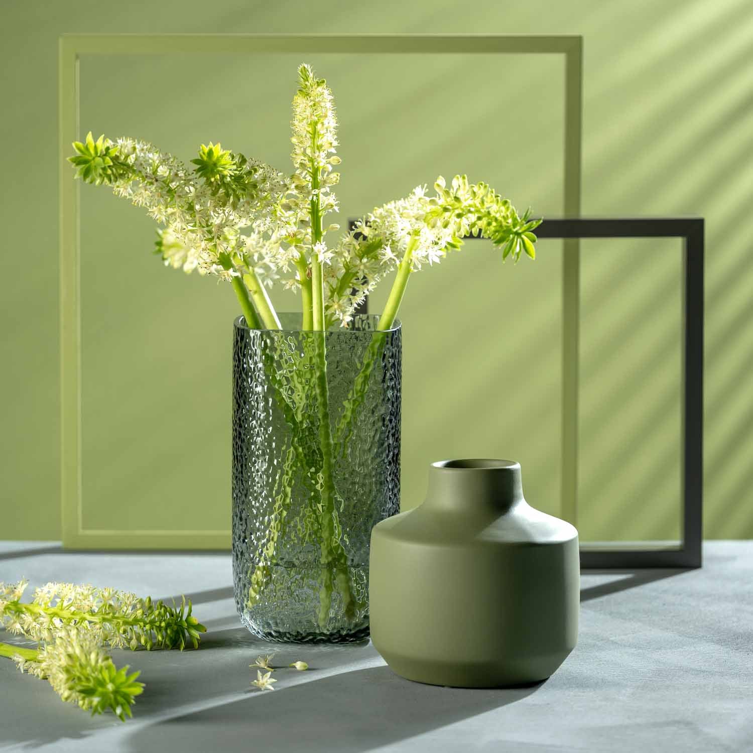 Keramikvase MILANO grün mit Blüten in minimalistischer Tischdekoration