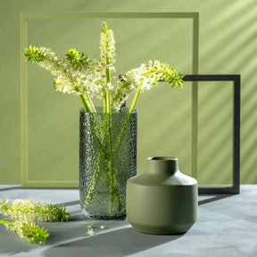 Keramikvase MILANO grün mit Blüten in minimalistischer Tischdekoration