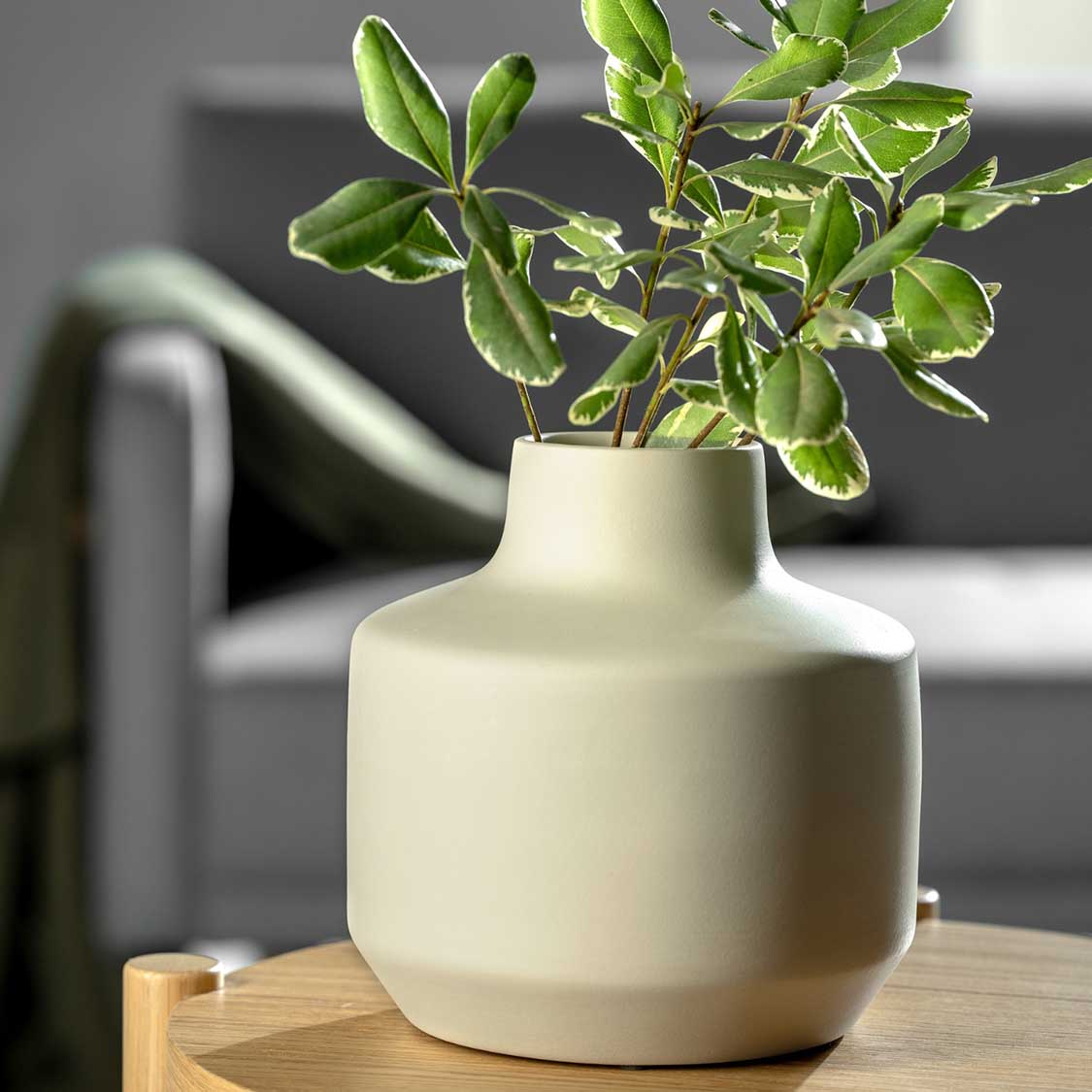 Keramikvase MILANO mit Grünpflanzen auf Holztisch in Wohnraum