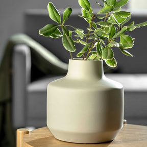 Keramikvase MILANO mit Grünpflanzen auf Holztisch in Wohnraum