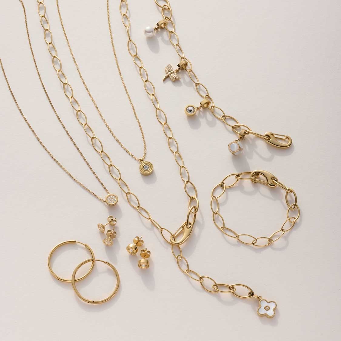 Halskette ISABELLE 45 gold mit Anhängern, Ringen und Ohrringen auf hellem Untergrund