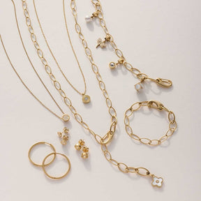 Halskette ISABELLE 45 gold mit Anhängern, Ringen und Ohrringen auf hellem Untergrund