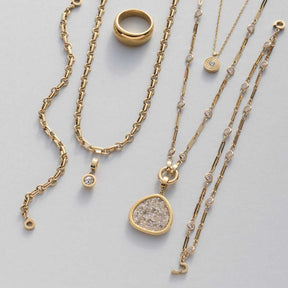 Halskette ISABELLE 45 gold mit Ring und verschiedenen Kettenvaarianten auf weißem Hintergrund