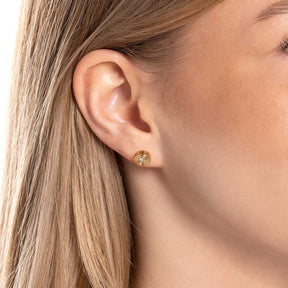 Ohrstecker ISABELLE gold an Ohr einer Frau getragen