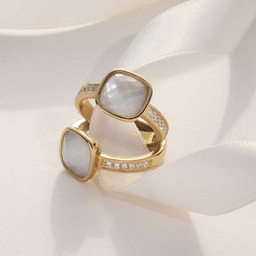 Ring VIRGINIA 21 gold mit Perlmutt und Diamanten auf weißem Tuch