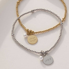 Drei Armbänder DEBBY mit Perlenketten in Gold- und Silbertönen, gravierte Charms mit Initialen